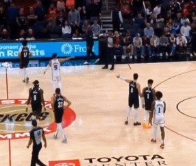 开云体育app下载-手指三位裁判破口大骂 范弗利特领到5万美元罚单